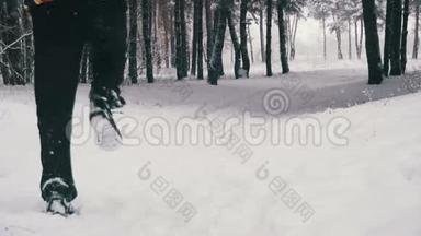 在冬季森林里慢跑。 慢动作